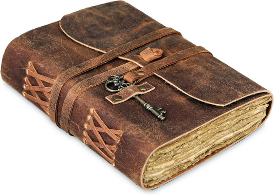 Lederjournal mit Vintage-Schlüssel